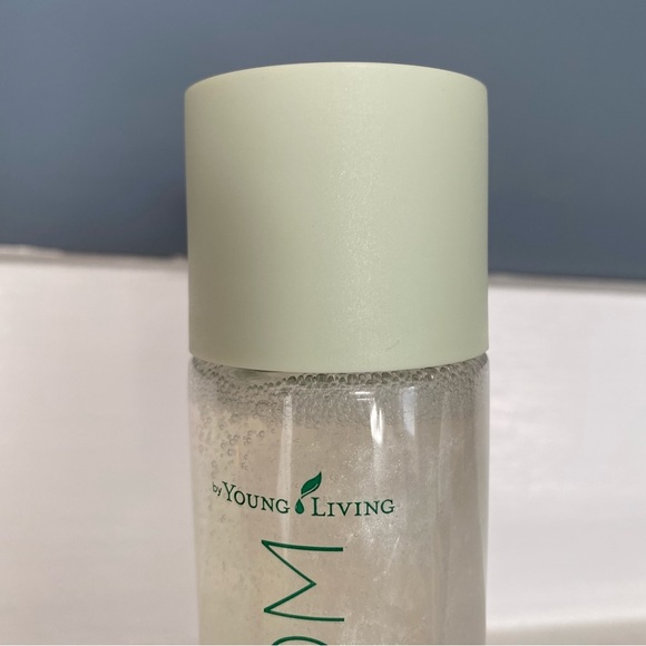 YOUNG LIVING Bloom Brightening Essence - Picture 3 of 4